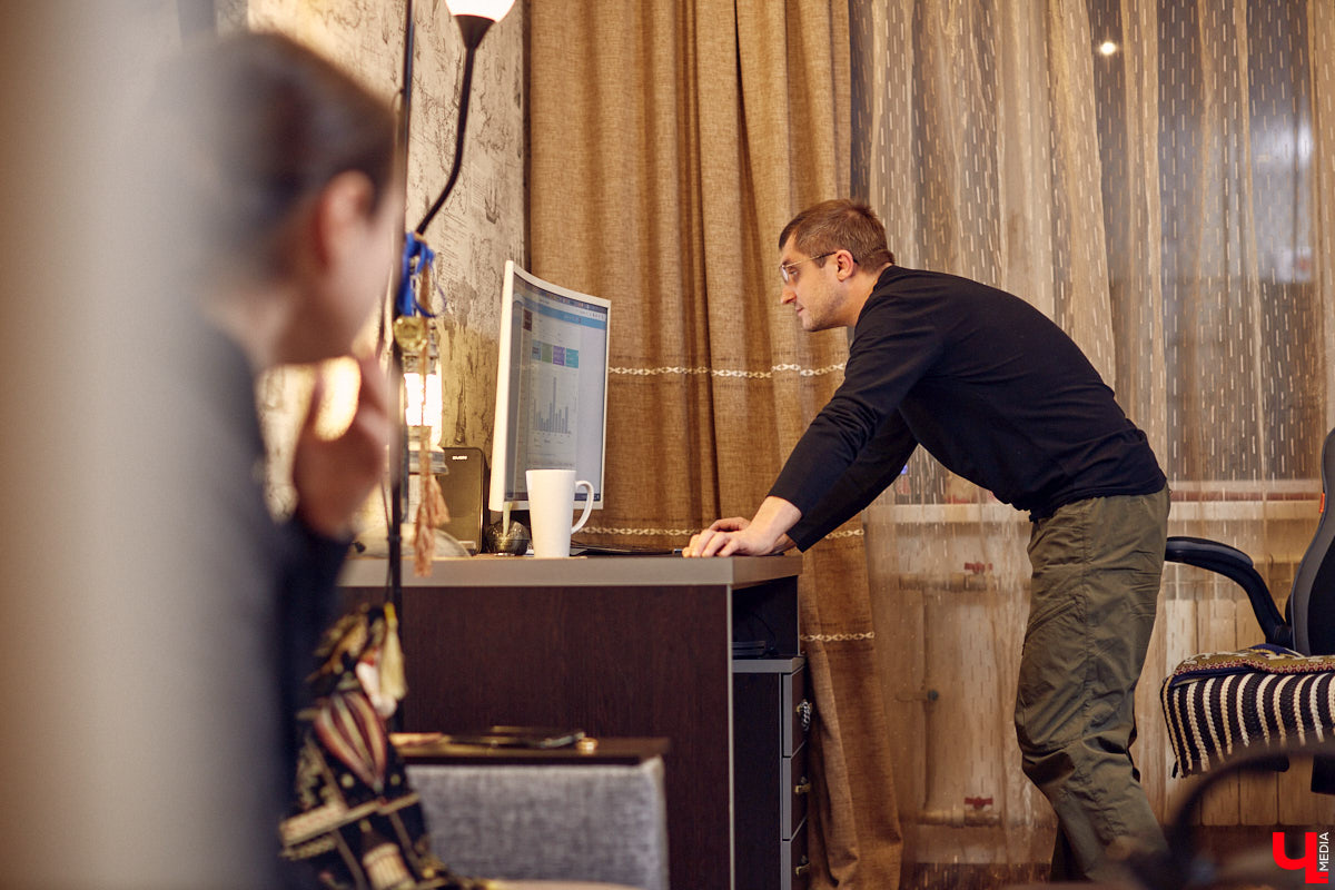 Фантастика — один из самых востребованных литературных жанров. Стругацких, Толкина, Гаррисона любят во всём мире. Но создавать новые миры на бумаге — дело не для заурядных умов. Как раз таким обладает владимирский писатель Кирилл Шарапов. Его имя уже несколько лет не сходит с уст фанов постапа.