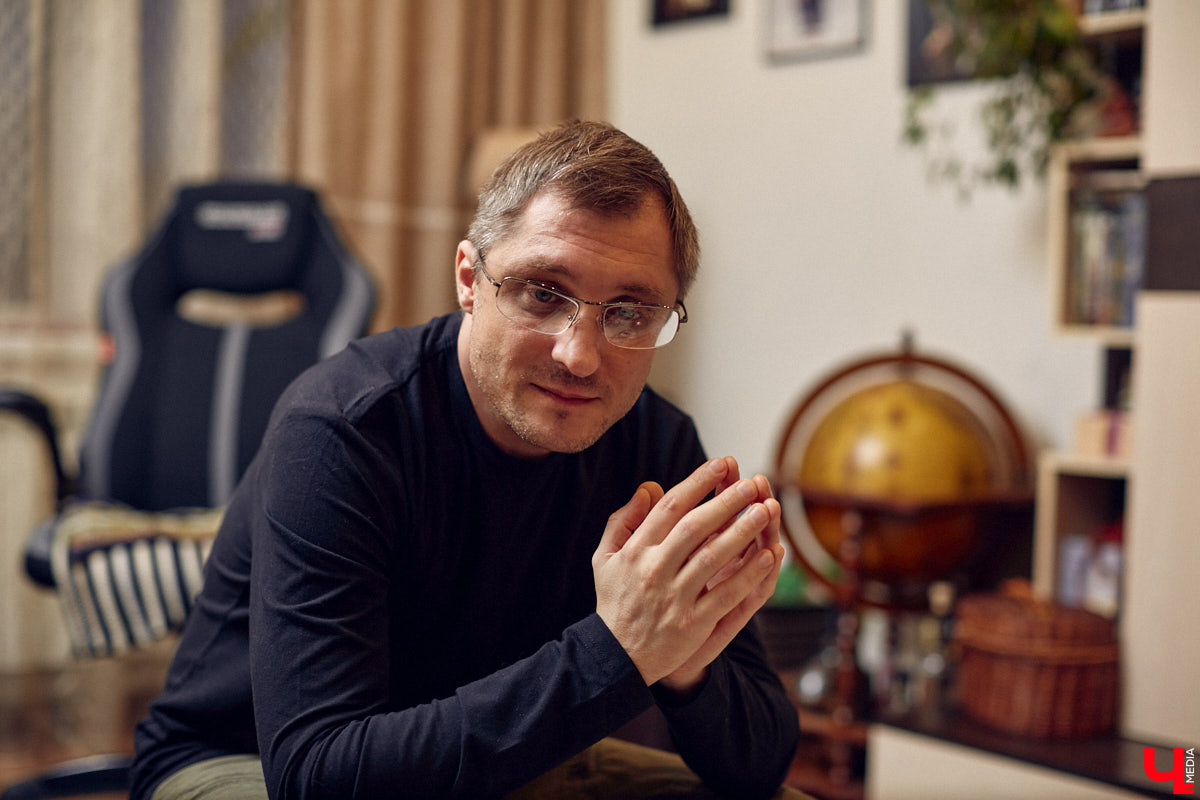 Фантастика — один из самых востребованных литературных жанров. Стругацких, Толкина, Гаррисона любят во всём мире. Но создавать новые миры на бумаге — дело не для заурядных умов. Как раз таким обладает владимирский писатель Кирилл Шарапов. Его имя уже несколько лет не сходит с уст фанов постапа.