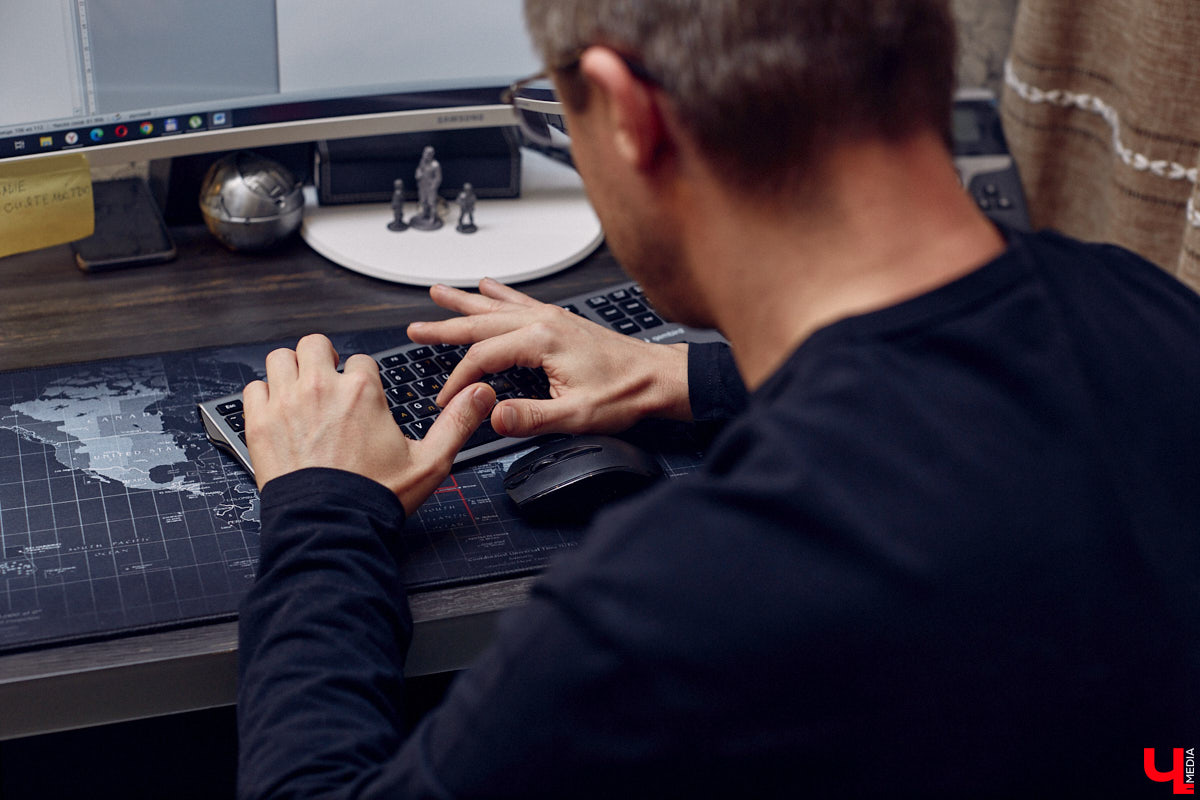 Фантастика — один из самых востребованных литературных жанров. Стругацких, Толкина, Гаррисона любят во всём мире. Но создавать новые миры на бумаге — дело не для заурядных умов. Как раз таким обладает владимирский писатель Кирилл Шарапов. Его имя уже несколько лет не сходит с уст фанов постапа.