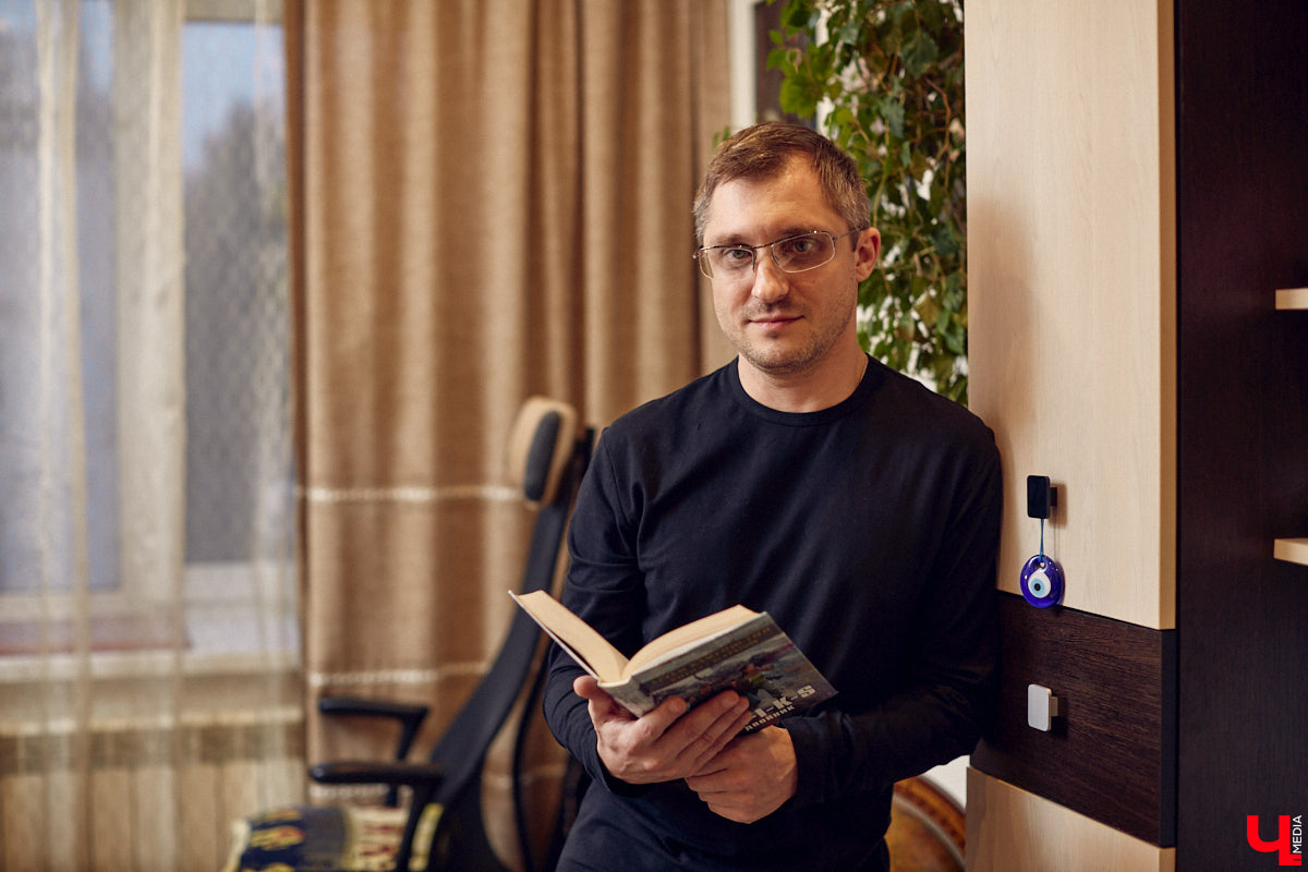 Фантастика — один из самых востребованных литературных жанров. Стругацких, Толкина, Гаррисона любят во всём мире. Но создавать новые миры на бумаге — дело не для заурядных умов. Как раз таким обладает владимирский писатель Кирилл Шарапов. Его имя уже несколько лет не сходит с уст фанов постапа.