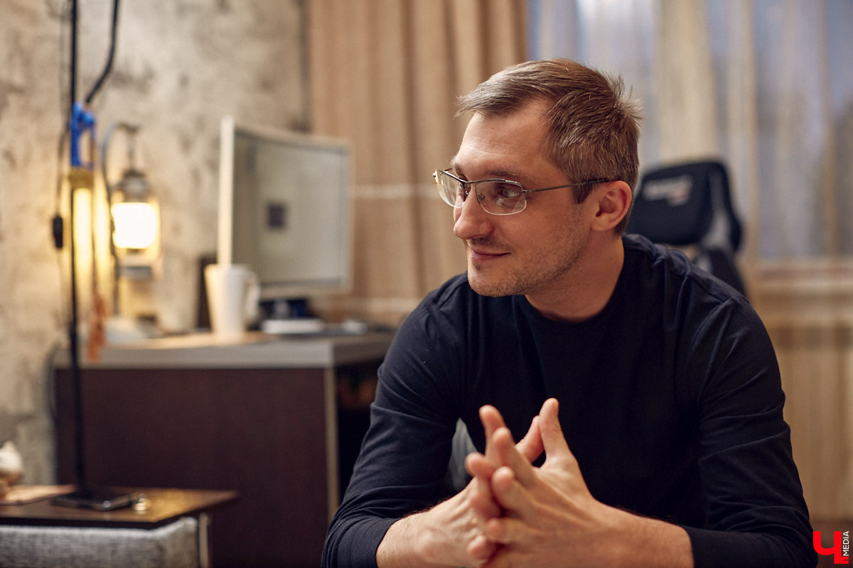 Фантастика — один из самых востребованных литературных жанров. Стругацких, Толкина, Гаррисона любят во всём мире. Но создавать новые миры на бумаге — дело не для заурядных умов. Как раз таким обладает владимирский писатель Кирилл Шарапов. Его имя уже несколько лет не сходит с уст фанов постапа.