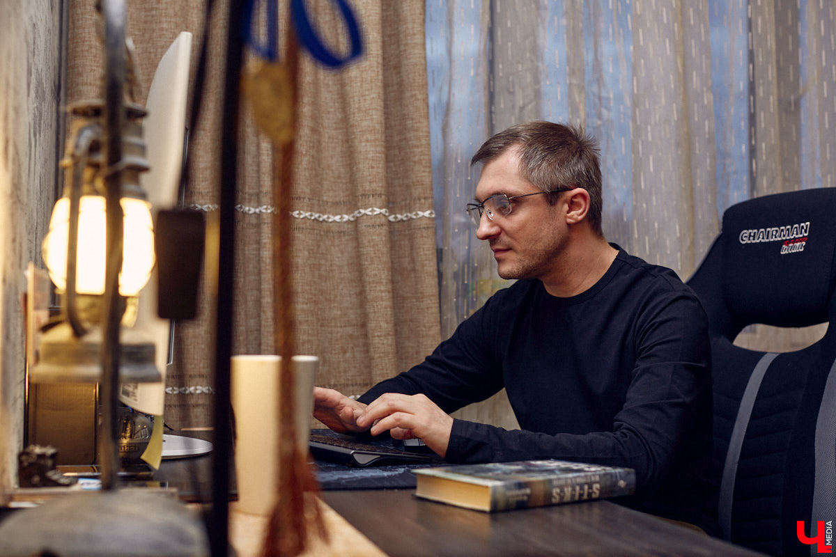 Фантастика — один из самых востребованных литературных жанров. Стругацких, Толкина, Гаррисона любят во всём мире. Но создавать новые миры на бумаге — дело не для заурядных умов. Как раз таким обладает владимирский писатель Кирилл Шарапов. Его имя уже несколько лет не сходит с уст фанов постапа.
