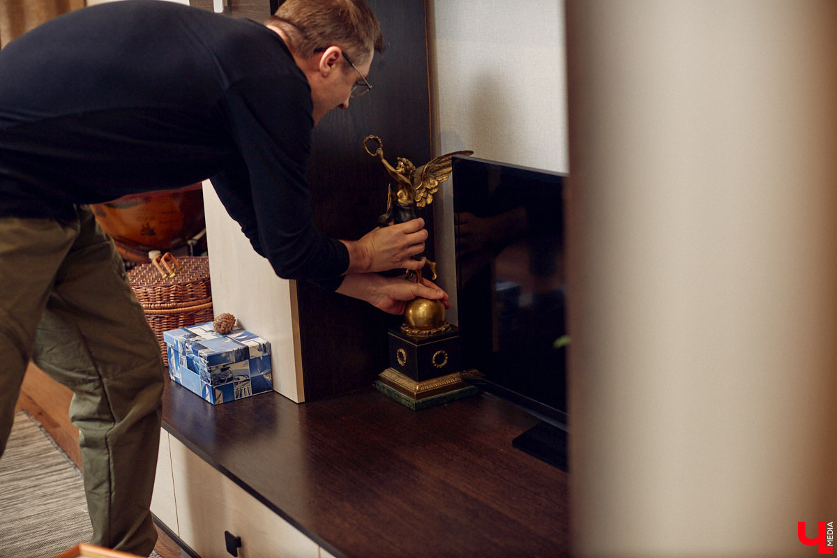 Фантастика — один из самых востребованных литературных жанров. Стругацких, Толкина, Гаррисона любят во всём мире. Но создавать новые миры на бумаге — дело не для заурядных умов. Как раз таким обладает владимирский писатель Кирилл Шарапов. Его имя уже несколько лет не сходит с уст фанов постапа.