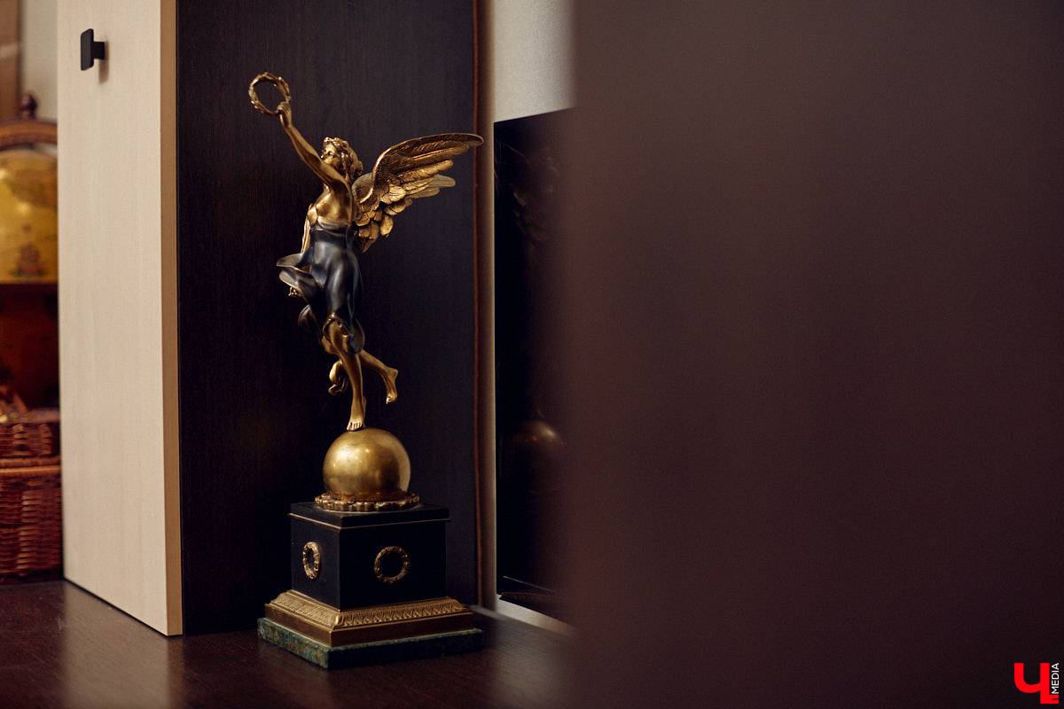 Фантастика — один из самых востребованных литературных жанров. Стругацких, Толкина, Гаррисона любят во всём мире. Но создавать новые миры на бумаге — дело не для заурядных умов. Как раз таким обладает владимирский писатель Кирилл Шарапов. Его имя уже несколько лет не сходит с уст фанов постапа.