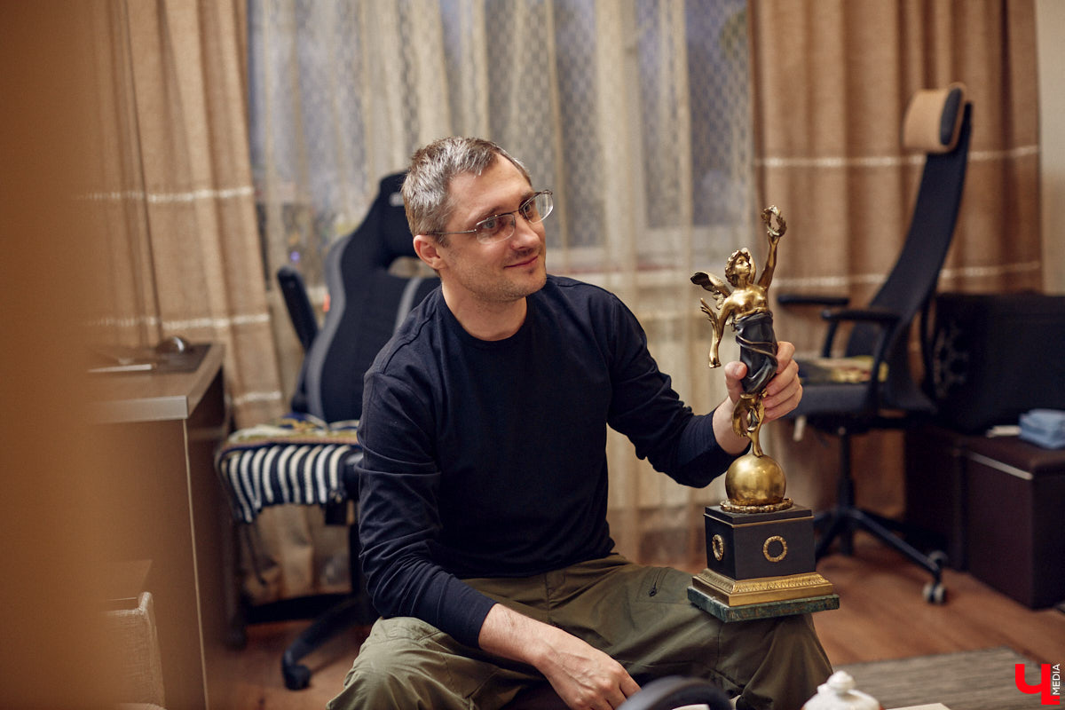 Фантастика — один из самых востребованных литературных жанров. Стругацких, Толкина, Гаррисона любят во всём мире. Но создавать новые миры на бумаге — дело не для заурядных умов. Как раз таким обладает владимирский писатель Кирилл Шарапов. Его имя уже несколько лет не сходит с уст фанов постапа.