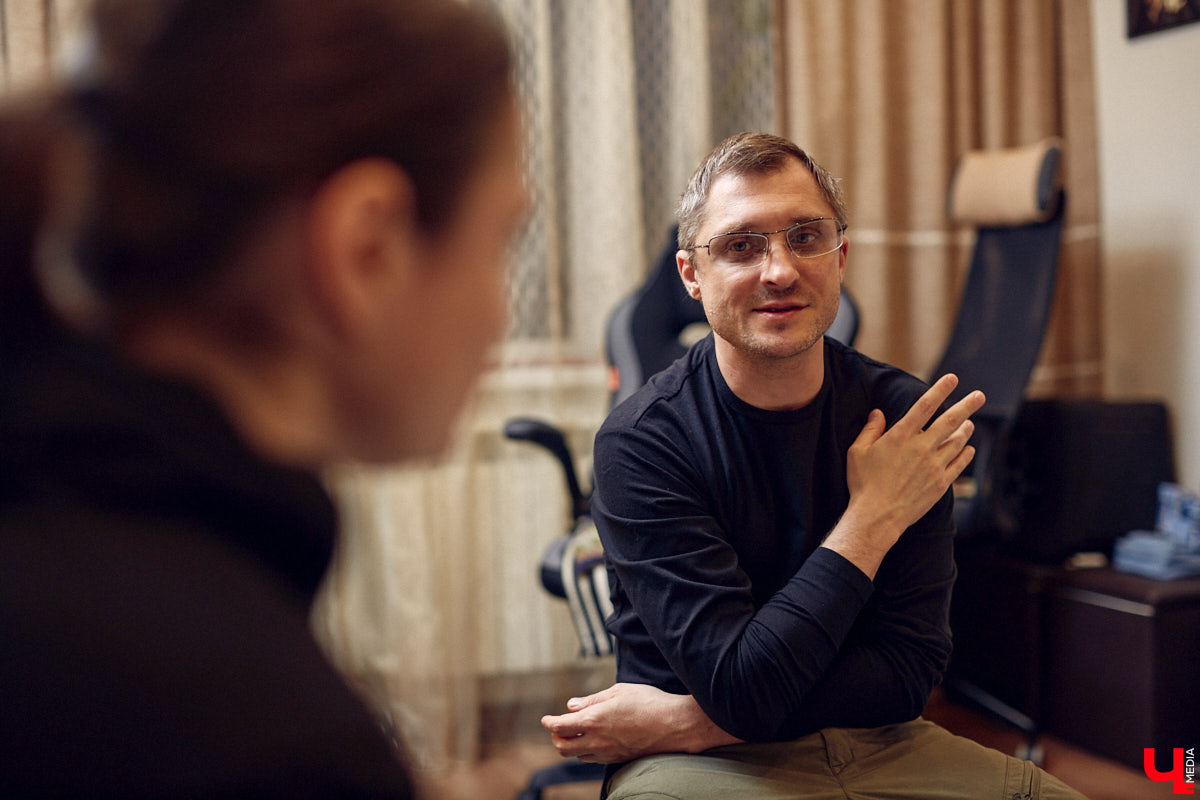 Фантастика — один из самых востребованных литературных жанров. Стругацких, Толкина, Гаррисона любят во всём мире. Но создавать новые миры на бумаге — дело не для заурядных умов. Как раз таким обладает владимирский писатель Кирилл Шарапов. Его имя уже несколько лет не сходит с уст фанов постапа.