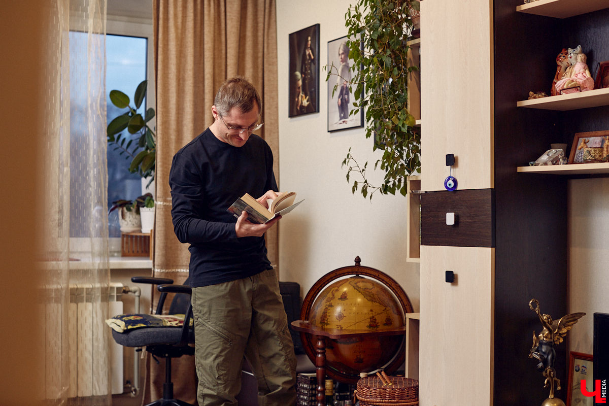 Фантастика — один из самых востребованных литературных жанров. Стругацких, Толкина, Гаррисона любят во всём мире. Но создавать новые миры на бумаге — дело не для заурядных умов. Как раз таким обладает владимирский писатель Кирилл Шарапов. Его имя уже несколько лет не сходит с уст фанов постапа.