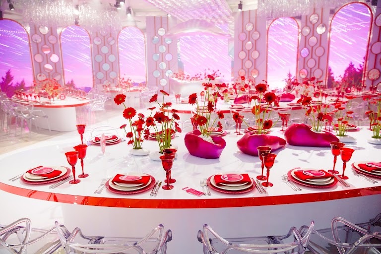 Дарья Мартынова давно занимается созданием концепций различных мероприятий, в том числе свадебных торжеств. А в этом году её работа была удостоена итальянской премии WHITE Wedding в номинации «Лучший свадебный режиссёр».