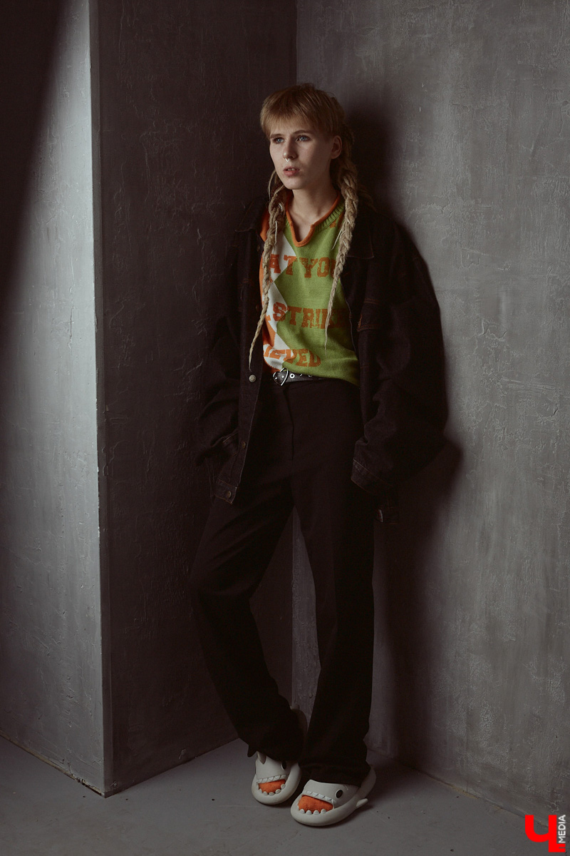 Лилия Баринова одновременно и фотограф, и модель. А один из её главных помощников в создании образов — огромный гардероб. Лиля фанат секонд-хенд магазинов, не проходящий мимо ежемесячных сейлов, поэтому дома у неё целый склад вещей: повседневные, винтажные, эпатажные. О существовании не каждой из них криэйтор помнит, но по случаю без проблем соберёт look менее чем за 1000 рублей.