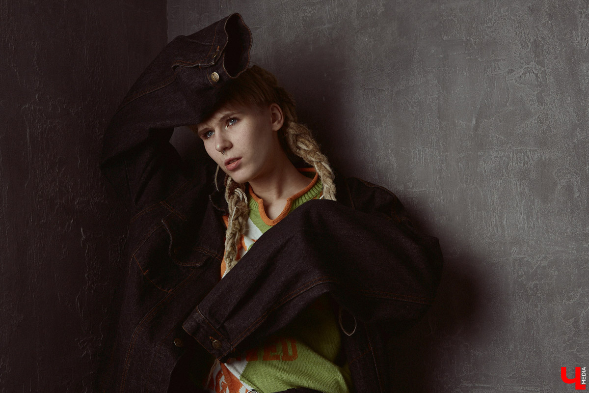 Лилия Баринова одновременно и фотограф, и модель. А один из её главных помощников в создании образов — огромный гардероб. Лиля фанат секонд-хенд магазинов, не проходящий мимо ежемесячных сейлов, поэтому дома у неё целый склад вещей: повседневные, винтажные, эпатажные. О существовании не каждой из них криэйтор помнит, но по случаю без проблем соберёт look менее чем за 1000 рублей.