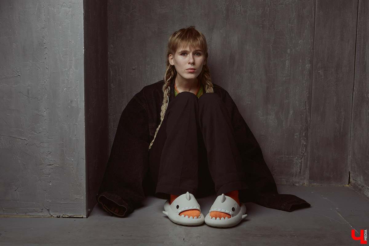 Лилия Баринова одновременно и фотограф, и модель. А один из её главных помощников в создании образов — огромный гардероб. Лиля фанат секонд-хенд магазинов, не проходящий мимо ежемесячных сейлов, поэтому дома у неё целый склад вещей: повседневные, винтажные, эпатажные. О существовании не каждой из них криэйтор помнит, но по случаю без проблем соберёт look менее чем за 1000 рублей.