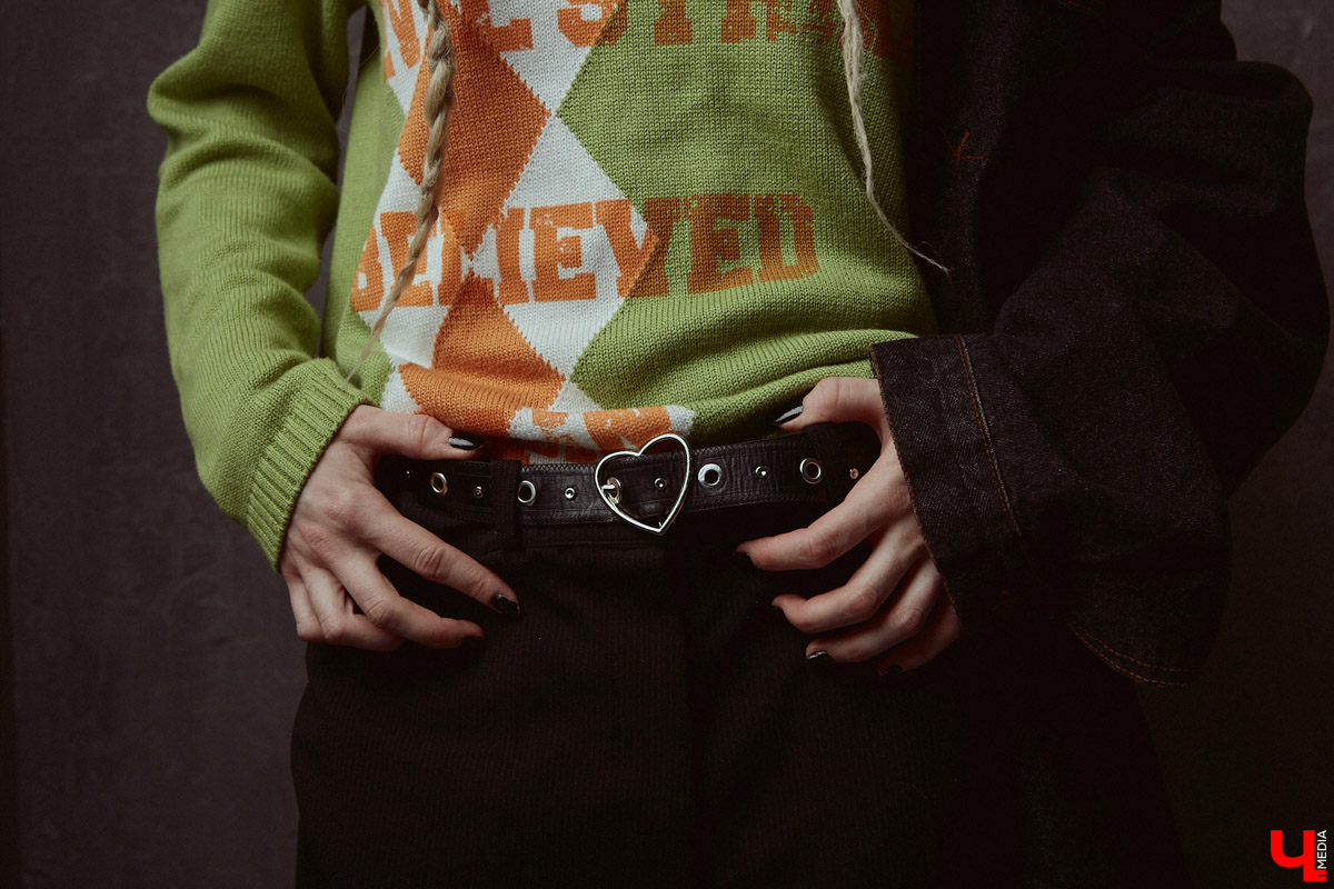 Лилия Баринова одновременно и фотограф, и модель. А один из её главных помощников в создании образов — огромный гардероб. Лиля фанат секонд-хенд магазинов, не проходящий мимо ежемесячных сейлов, поэтому дома у неё целый склад вещей: повседневные, винтажные, эпатажные. О существовании не каждой из них криэйтор помнит, но по случаю без проблем соберёт look менее чем за 1000 рублей.