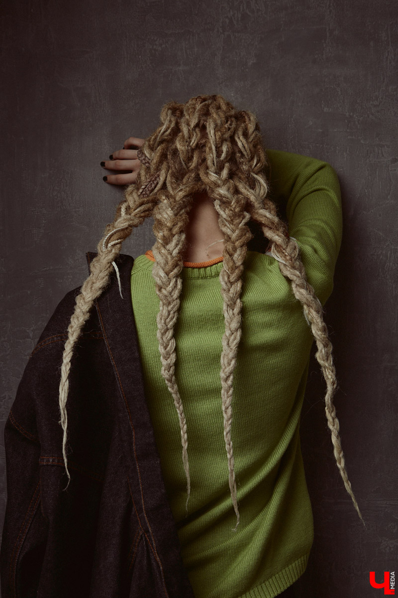 Лилия Баринова одновременно и фотограф, и модель. А один из её главных помощников в создании образов — огромный гардероб. Лиля фанат секонд-хенд магазинов, не проходящий мимо ежемесячных сейлов, поэтому дома у неё целый склад вещей: повседневные, винтажные, эпатажные. О существовании не каждой из них криэйтор помнит, но по случаю без проблем соберёт look менее чем за 1000 рублей.