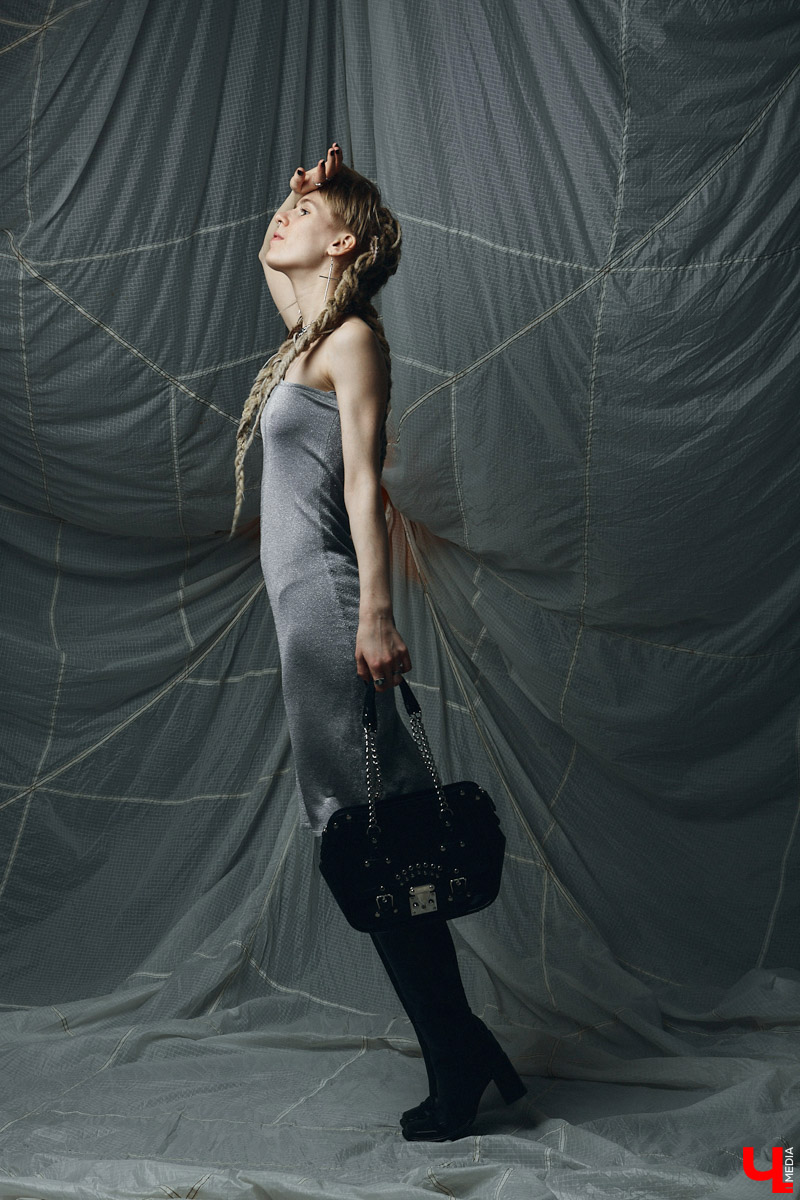 Лилия Баринова одновременно и фотограф, и модель. А один из её главных помощников в создании образов — огромный гардероб. Лиля фанат секонд-хенд магазинов, не проходящий мимо ежемесячных сейлов, поэтому дома у неё целый склад вещей: повседневные, винтажные, эпатажные. О существовании не каждой из них криэйтор помнит, но по случаю без проблем соберёт look менее чем за 1000 рублей.