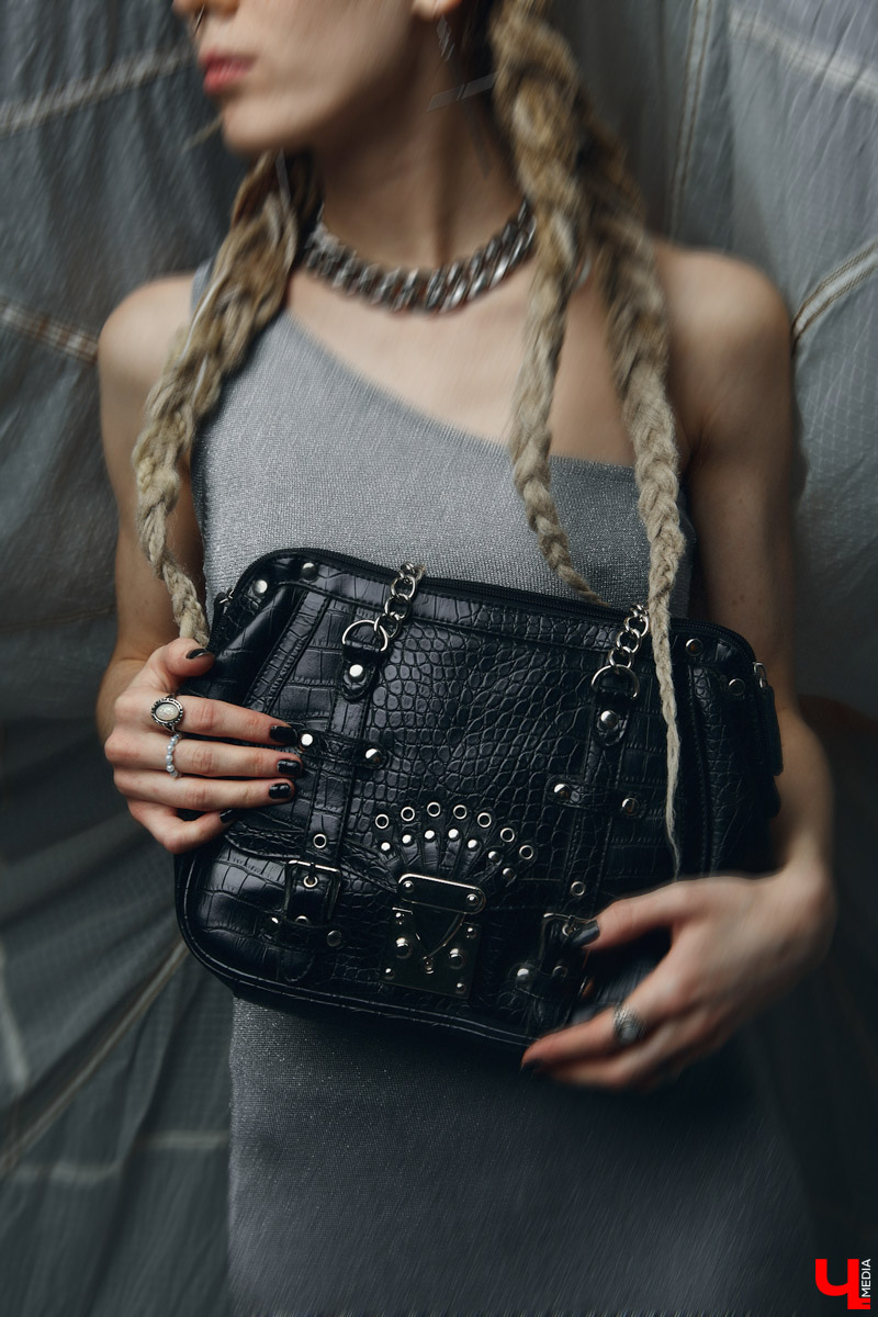 Лилия Баринова одновременно и фотограф, и модель. А один из её главных помощников в создании образов — огромный гардероб. Лиля фанат секонд-хенд магазинов, не проходящий мимо ежемесячных сейлов, поэтому дома у неё целый склад вещей: повседневные, винтажные, эпатажные. О существовании не каждой из них криэйтор помнит, но по случаю без проблем соберёт look менее чем за 1000 рублей.