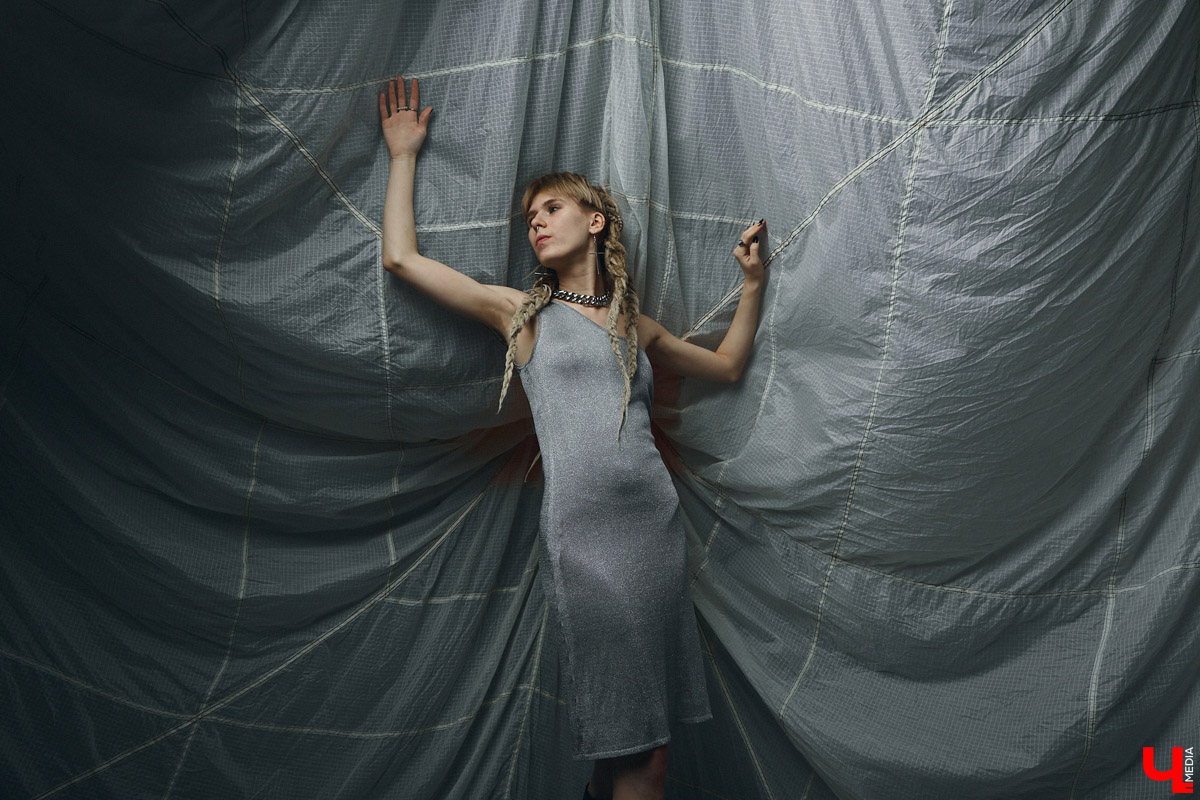 Лилия Баринова одновременно и фотограф, и модель. А один из её главных помощников в создании образов — огромный гардероб. Лиля фанат секонд-хенд магазинов, не проходящий мимо ежемесячных сейлов, поэтому дома у неё целый склад вещей: повседневные, винтажные, эпатажные. О существовании не каждой из них криэйтор помнит, но по случаю без проблем соберёт look менее чем за 1000 рублей.