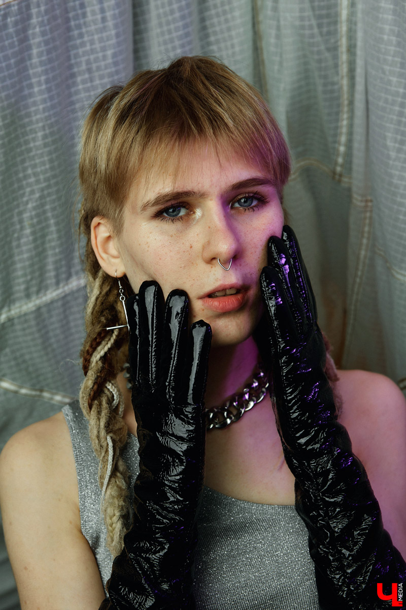 Лилия Баринова одновременно и фотограф, и модель. А один из её главных помощников в создании образов — огромный гардероб. Лиля фанат секонд-хенд магазинов, не проходящий мимо ежемесячных сейлов, поэтому дома у неё целый склад вещей: повседневные, винтажные, эпатажные. О существовании не каждой из них криэйтор помнит, но по случаю без проблем соберёт look менее чем за 1000 рублей.