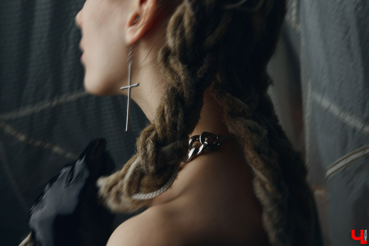 Лилия Баринова одновременно и фотограф, и модель. А один из её главных помощников в создании образов — огромный гардероб. Лиля фанат секонд-хенд магазинов, не проходящий мимо ежемесячных сейлов, поэтому дома у неё целый склад вещей: повседневные, винтажные, эпатажные. О существовании не каждой из них криэйтор помнит, но по случаю без проблем соберёт look менее чем за 1000 рублей.