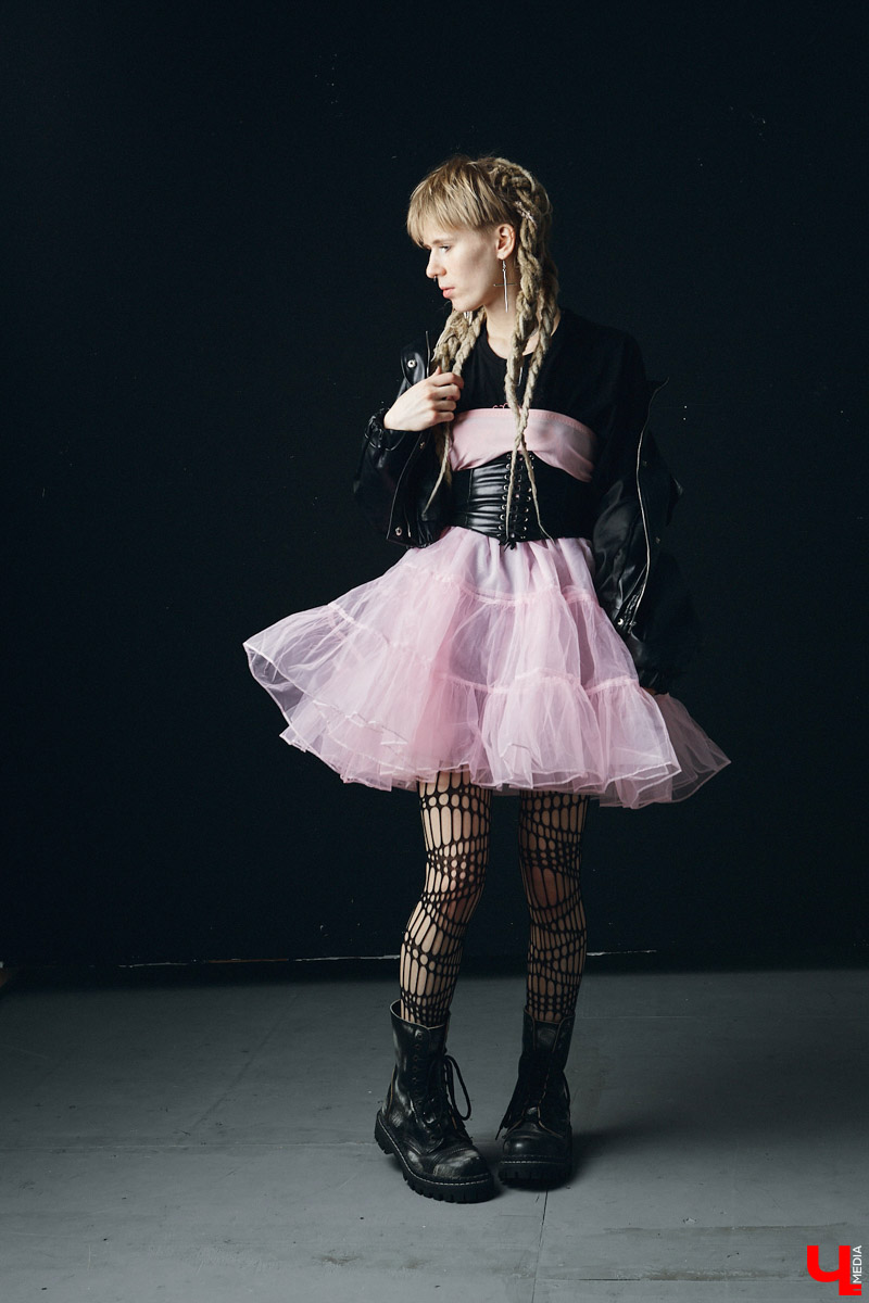 Лилия Баринова одновременно и фотограф, и модель. А один из её главных помощников в создании образов — огромный гардероб. Лиля фанат секонд-хенд магазинов, не проходящий мимо ежемесячных сейлов, поэтому дома у неё целый склад вещей: повседневные, винтажные, эпатажные. О существовании не каждой из них криэйтор помнит, но по случаю без проблем соберёт look менее чем за 1000 рублей.