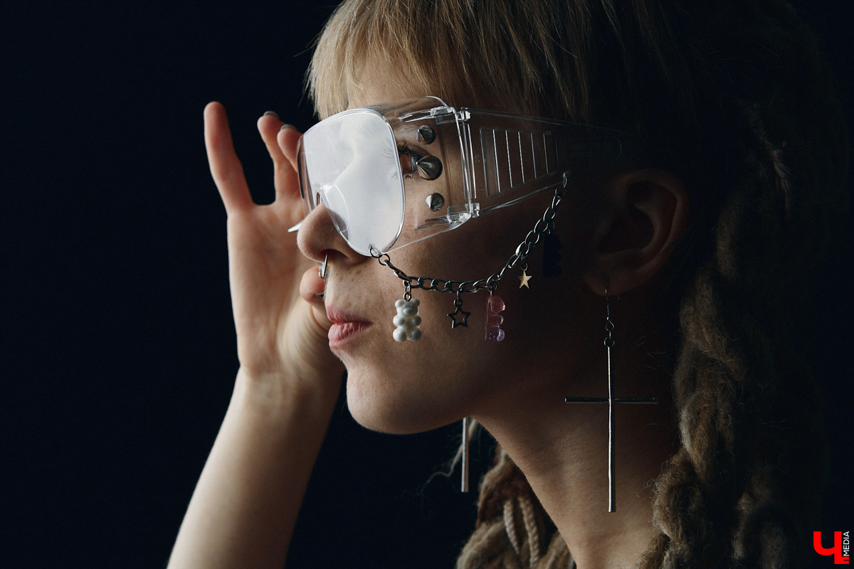 Лилия Баринова одновременно и фотограф, и модель. А один из её главных помощников в создании образов — огромный гардероб. Лиля фанат секонд-хенд магазинов, не проходящий мимо ежемесячных сейлов, поэтому дома у неё целый склад вещей: повседневные, винтажные, эпатажные. О существовании не каждой из них криэйтор помнит, но по случаю без проблем соберёт look менее чем за 1000 рублей.