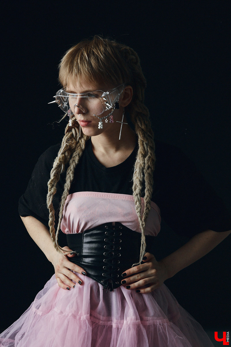 Лилия Баринова одновременно и фотограф, и модель. А один из её главных помощников в создании образов — огромный гардероб. Лиля фанат секонд-хенд магазинов, не проходящий мимо ежемесячных сейлов, поэтому дома у неё целый склад вещей: повседневные, винтажные, эпатажные. О существовании не каждой из них криэйтор помнит, но по случаю без проблем соберёт look менее чем за 1000 рублей.