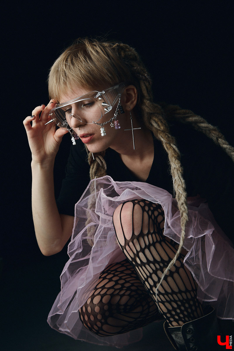 Лилия Баринова одновременно и фотограф, и модель. А один из её главных помощников в создании образов — огромный гардероб. Лиля фанат секонд-хенд магазинов, не проходящий мимо ежемесячных сейлов, поэтому дома у неё целый склад вещей: повседневные, винтажные, эпатажные. О существовании не каждой из них криэйтор помнит, но по случаю без проблем соберёт look менее чем за 1000 рублей.