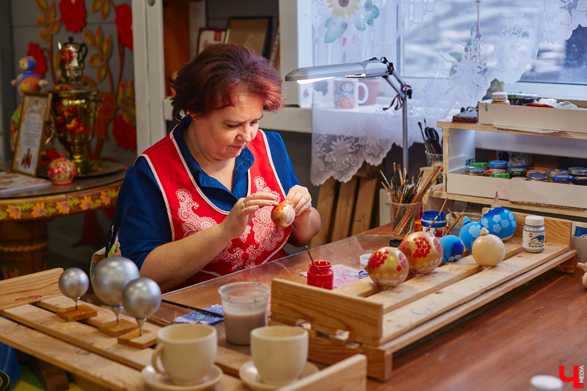 До Нового года осталось чуть больше месяца! Самое время пройтись по магазинам в поисках ёлочных украшений. Как насчёт локальных и уникальных? «Ключ-Медиа» внимательно рассмотрел коллекцию игрушек для зимнего праздника от фабрики «Владимиро-Суздальские узоры» и готов поделиться созданной местными мастерами красотой.