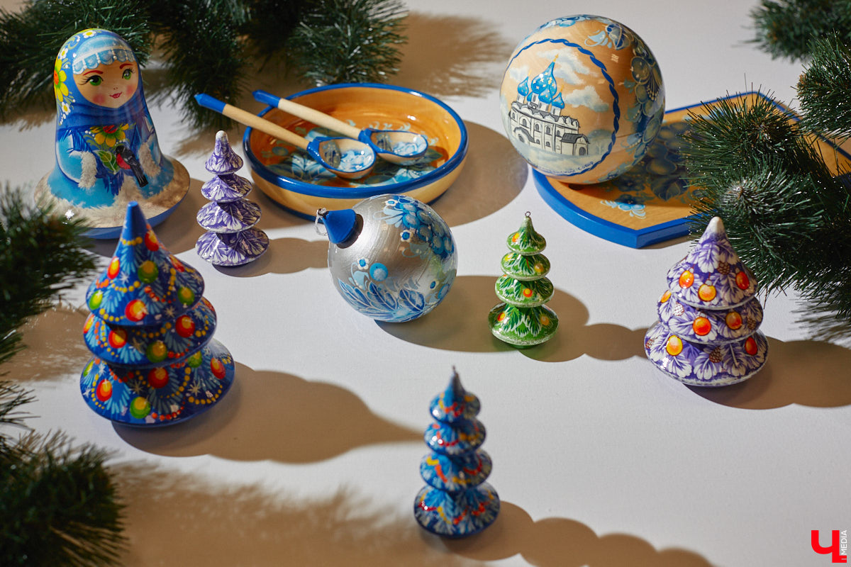 До Нового года осталось чуть больше месяца! Самое время пройтись по магазинам в поисках ёлочных украшений. Как насчёт локальных и уникальных? «Ключ-Медиа» внимательно рассмотрел коллекцию игрушек для зимнего праздника от фабрики «Владимиро-Суздальские узоры» и готов поделиться созданной местными мастерами красотой.