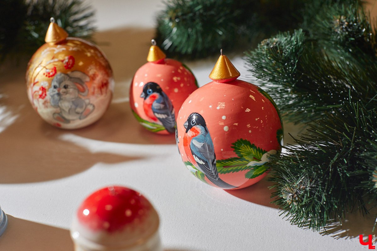 До Нового года осталось чуть больше месяца! Самое время пройтись по магазинам в поисках ёлочных украшений. Как насчёт локальных и уникальных? «Ключ-Медиа» внимательно рассмотрел коллекцию игрушек для зимнего праздника от фабрики «Владимиро-Суздальские узоры» и готов поделиться созданной местными мастерами красотой.