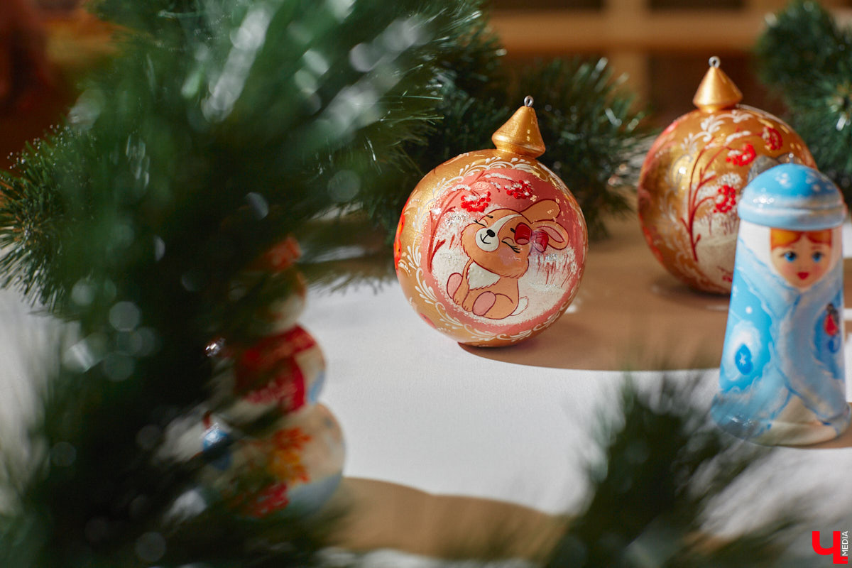 До Нового года осталось чуть больше месяца! Самое время пройтись по магазинам в поисках ёлочных украшений. Как насчёт локальных и уникальных? «Ключ-Медиа» внимательно рассмотрел коллекцию игрушек для зимнего праздника от фабрики «Владимиро-Суздальские узоры» и готов поделиться созданной местными мастерами красотой.