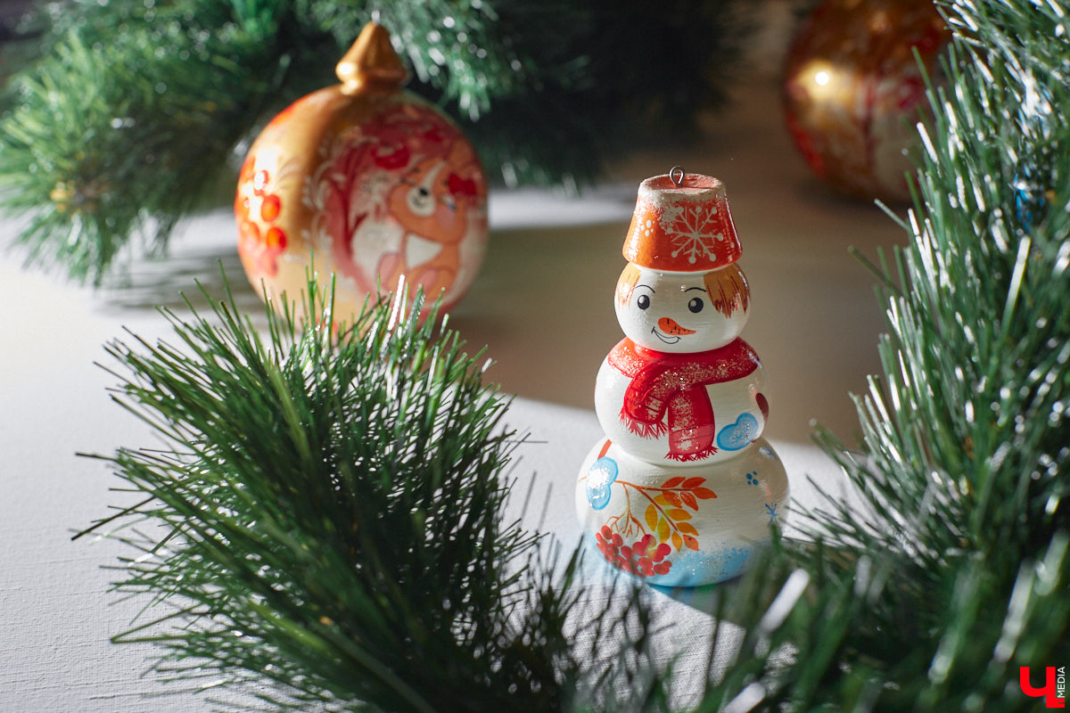 До Нового года осталось чуть больше месяца! Самое время пройтись по магазинам в поисках ёлочных украшений. Как насчёт локальных и уникальных? «Ключ-Медиа» внимательно рассмотрел коллекцию игрушек для зимнего праздника от фабрики «Владимиро-Суздальские узоры» и готов поделиться созданной местными мастерами красотой.