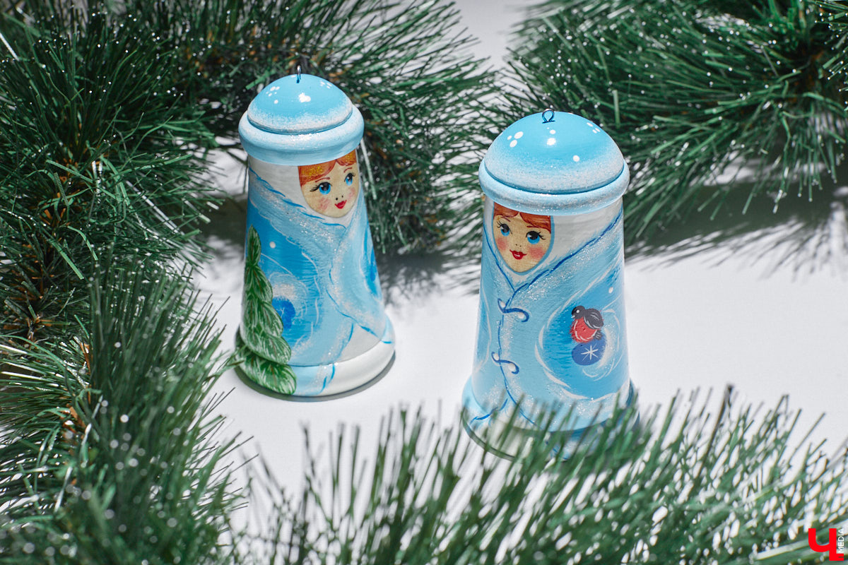 До Нового года осталось чуть больше месяца! Самое время пройтись по магазинам в поисках ёлочных украшений. Как насчёт локальных и уникальных? «Ключ-Медиа» внимательно рассмотрел коллекцию игрушек для зимнего праздника от фабрики «Владимиро-Суздальские узоры» и готов поделиться созданной местными мастерами красотой.
