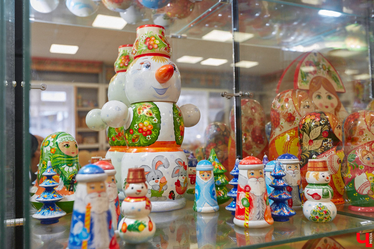 До Нового года осталось чуть больше месяца! Самое время пройтись по магазинам в поисках ёлочных украшений. Как насчёт локальных и уникальных? «Ключ-Медиа» внимательно рассмотрел коллекцию игрушек для зимнего праздника от фабрики «Владимиро-Суздальские узоры» и готов поделиться созданной местными мастерами красотой.