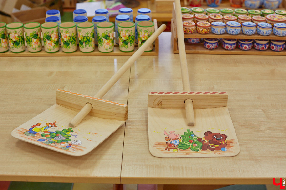 До Нового года осталось чуть больше месяца! Самое время пройтись по магазинам в поисках ёлочных украшений. Как насчёт локальных и уникальных? «Ключ-Медиа» внимательно рассмотрел коллекцию игрушек для зимнего праздника от фабрики «Владимиро-Суздальские узоры» и готов поделиться созданной местными мастерами красотой.