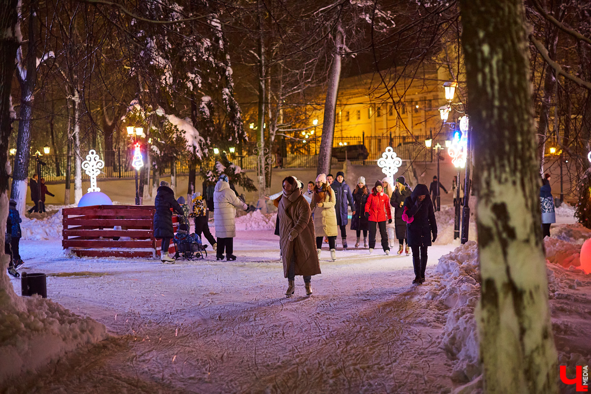 Зима стремительно приближается, а значит, самое время заливать лёд и готовить уличные катки к новому «покатушному» сезону. Процесс уже запущен. Полный перечень локаций для активного отдыха под открытым небом ищите в материале «Ключ-Медиа».