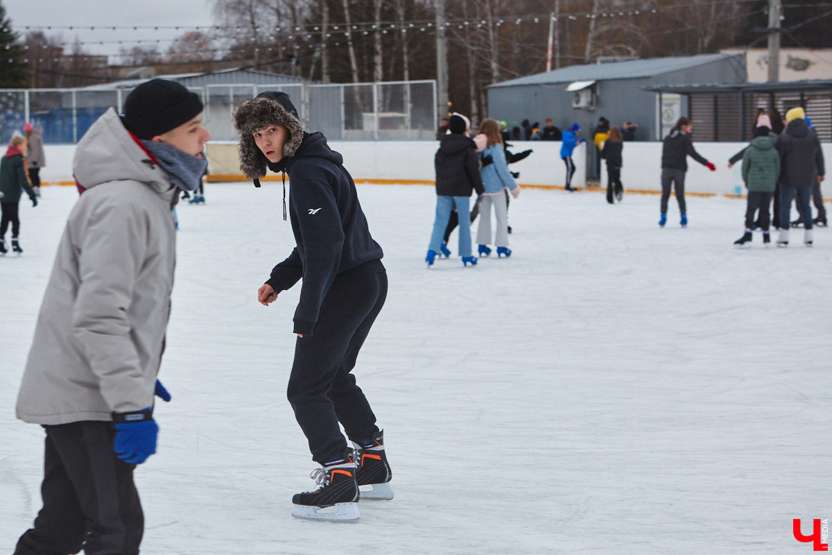 Зима стремительно приближается, а значит, самое время заливать лёд и готовить уличные катки к новому «покатушному» сезону. Процесс уже запущен. Полный перечень локаций для активного отдыха под открытым небом ищите в материале «Ключ-Медиа».