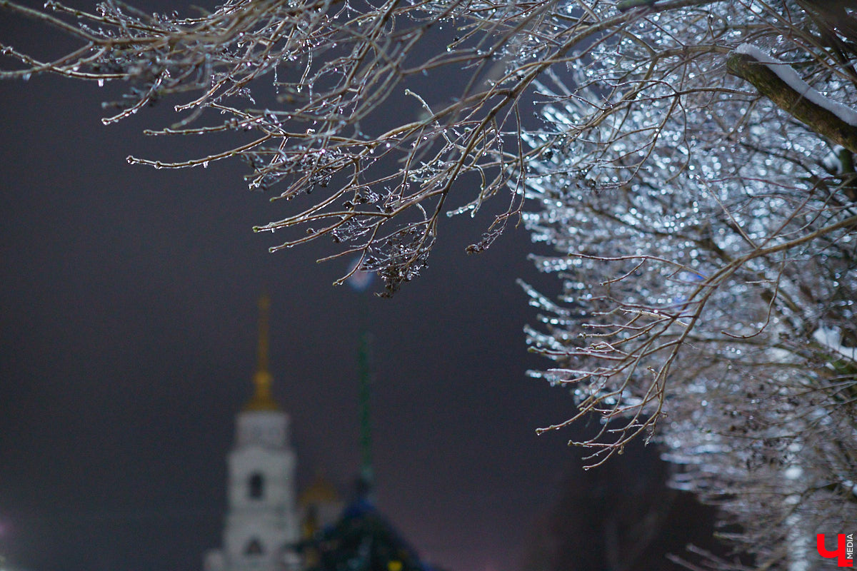 Зима ещё только вступает в свои права, а уже успела «насолить» непогодой, снегопадами и гололёдом. Что ждёт нас дальше? Красота, да и только!