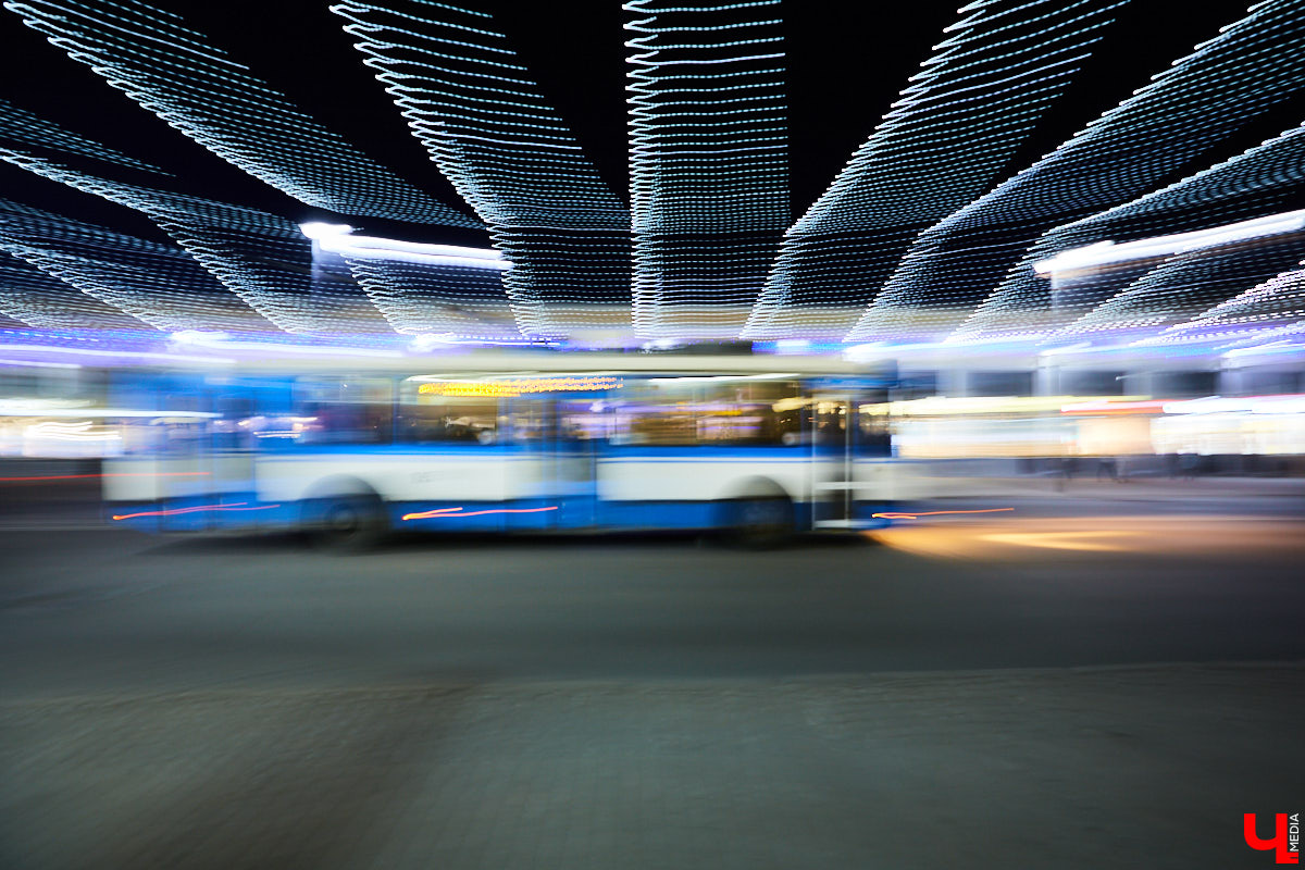 Жителям областного центра пора снова готовиться к подорожанию проезда в общественном транспорте. Процедура привычная, но каждый раз вызывающая множество вопросов. Выясняем, что к чему, в нашем традиционном дорожном обзоре!