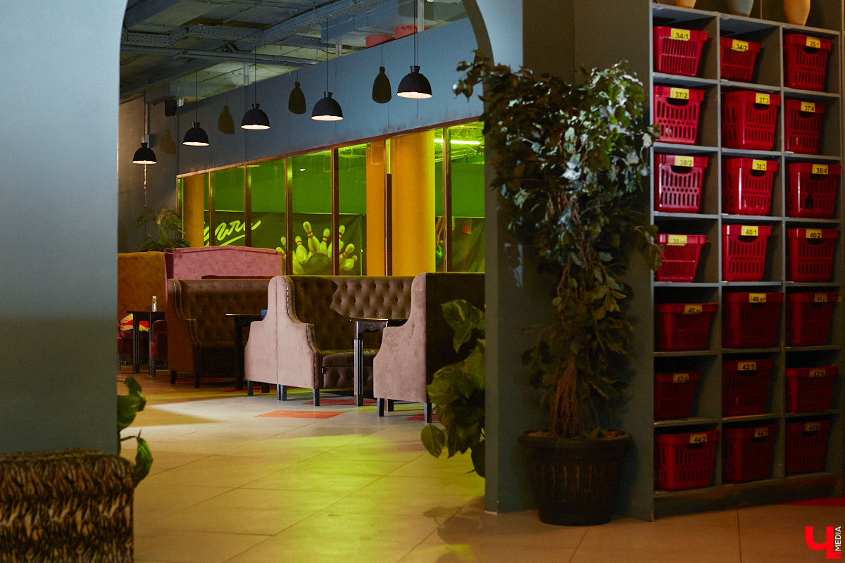 До недавнего времени «золотое» правило владимирского тусовщика гласило: если отдыхать, так только в центре. Пришел момент оставить этот стереотип в далеком прошлом: в Добром появилось место для отдыха. Знакомьтесь – бар-ресторан «Кегли & Боулинг».