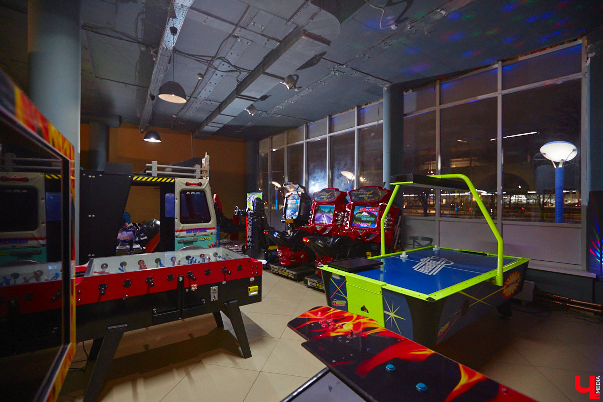 До недавнего времени «золотое» правило владимирского тусовщика гласило: если отдыхать, так только в центре. Пришел момент оставить этот стереотип в далеком прошлом: в Добром появилось место для отдыха. Знакомьтесь – бар-ресторан «Кегли & Боулинг».