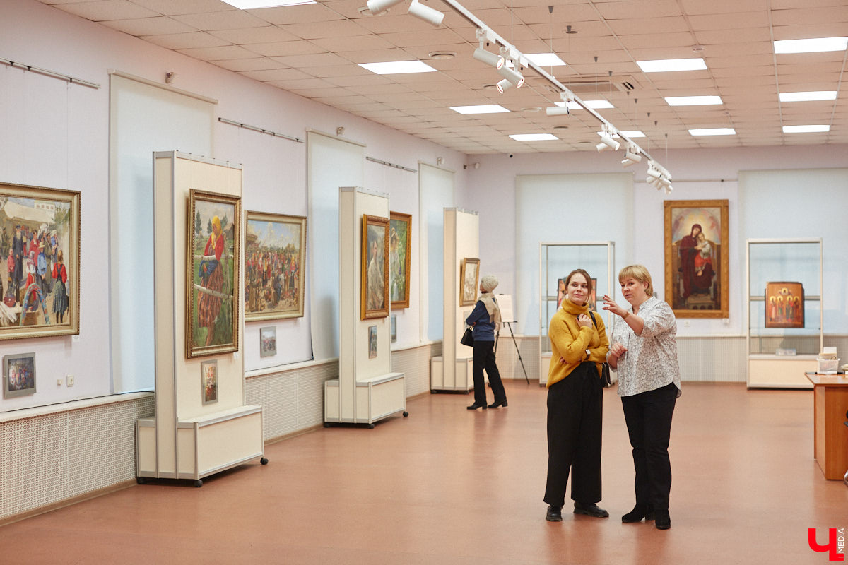 Что испытывает художник, работая с полотнами великих авторов? Как «придумывает» отсутствующие на них фрагменты? Зачем учит химию с биологией? «Ключ-Медиа» собрал 10 шедевральных инсайдов о реставрации от владимирского художника-реставратора Светланы Красулиной, труды которой до 11 декабря можно увидеть в стенах Центра ИЗО.