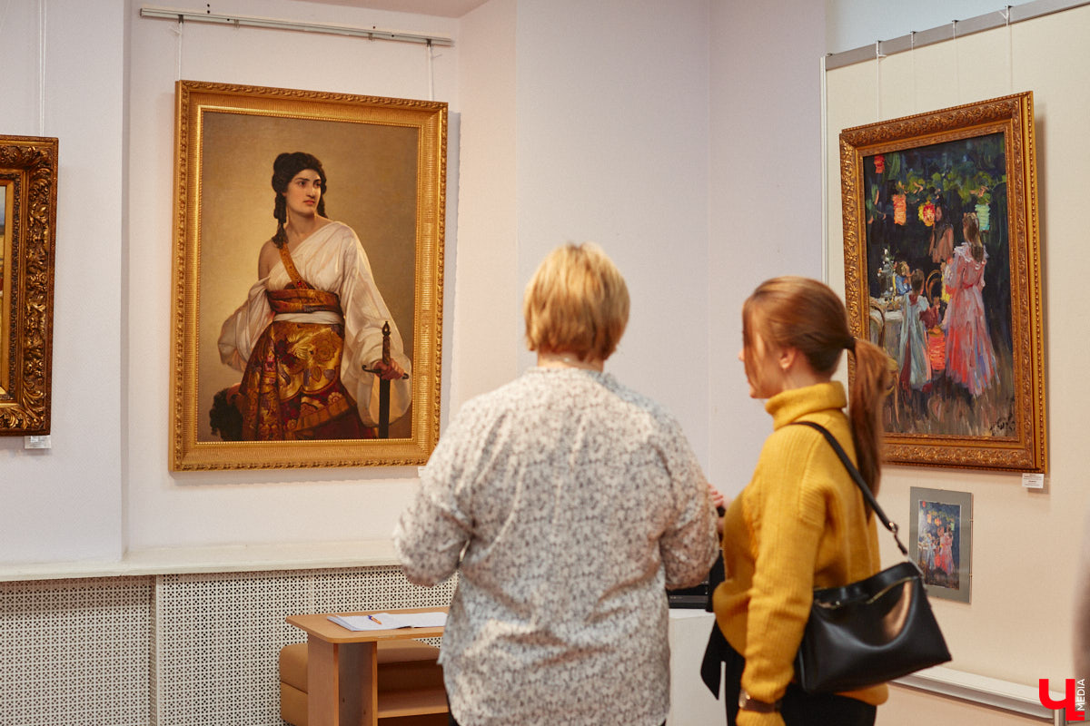 Что испытывает художник, работая с полотнами великих авторов? Как «придумывает» отсутствующие на них фрагменты? Зачем учит химию с биологией? «Ключ-Медиа» собрал 10 шедевральных инсайдов о реставрации от владимирского художника-реставратора Светланы Красулиной, труды которой до 11 декабря можно увидеть в стенах Центра ИЗО.