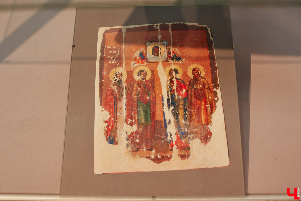 Что испытывает художник, работая с полотнами великих авторов? Как «придумывает» отсутствующие на них фрагменты? Зачем учит химию с биологией? «Ключ-Медиа» собрал 10 шедевральных инсайдов о реставрации от владимирского художника-реставратора Светланы Красулиной, труды которой до 11 декабря можно увидеть в стенах Центра ИЗО.