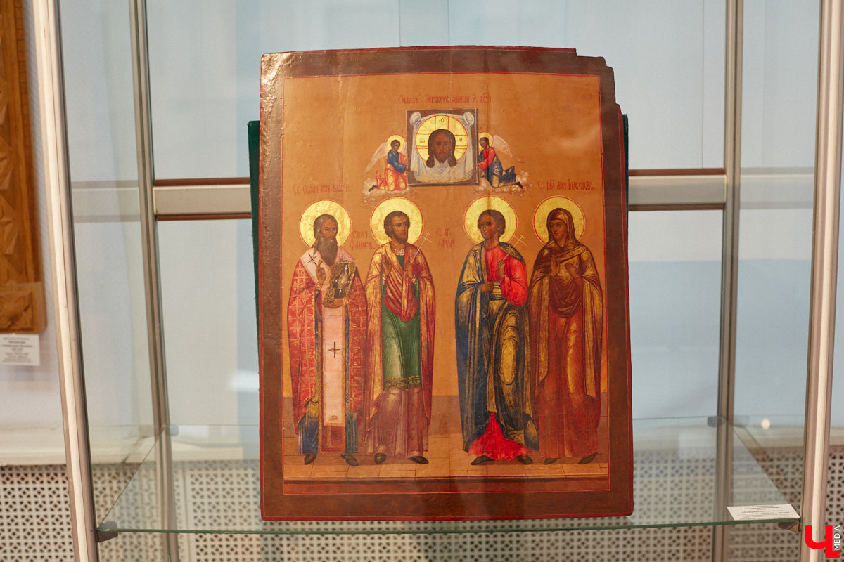 Что испытывает художник, работая с полотнами великих авторов? Как «придумывает» отсутствующие на них фрагменты? Зачем учит химию с биологией? «Ключ-Медиа» собрал 10 шедевральных инсайдов о реставрации от владимирского художника-реставратора Светланы Красулиной, труды которой до 11 декабря можно увидеть в стенах Центра ИЗО.