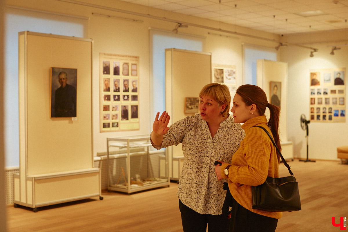 Что испытывает художник, работая с полотнами великих авторов? Как «придумывает» отсутствующие на них фрагменты? Зачем учит химию с биологией? «Ключ-Медиа» собрал 10 шедевральных инсайдов о реставрации от владимирского художника-реставратора Светланы Красулиной, труды которой до 11 декабря можно увидеть в стенах Центра ИЗО.