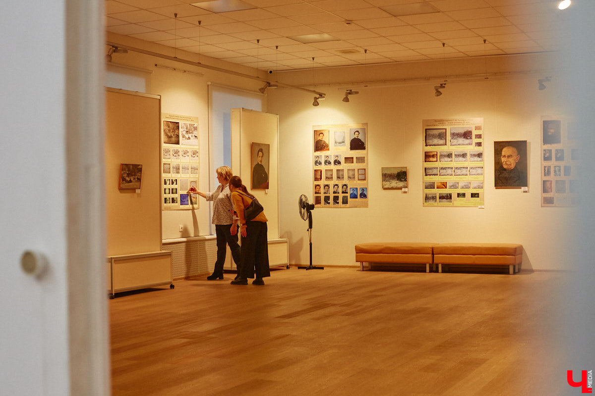 Что испытывает художник, работая с полотнами великих авторов? Как «придумывает» отсутствующие на них фрагменты? Зачем учит химию с биологией? «Ключ-Медиа» собрал 10 шедевральных инсайдов о реставрации от владимирского художника-реставратора Светланы Красулиной, труды которой до 11 декабря можно увидеть в стенах Центра ИЗО.