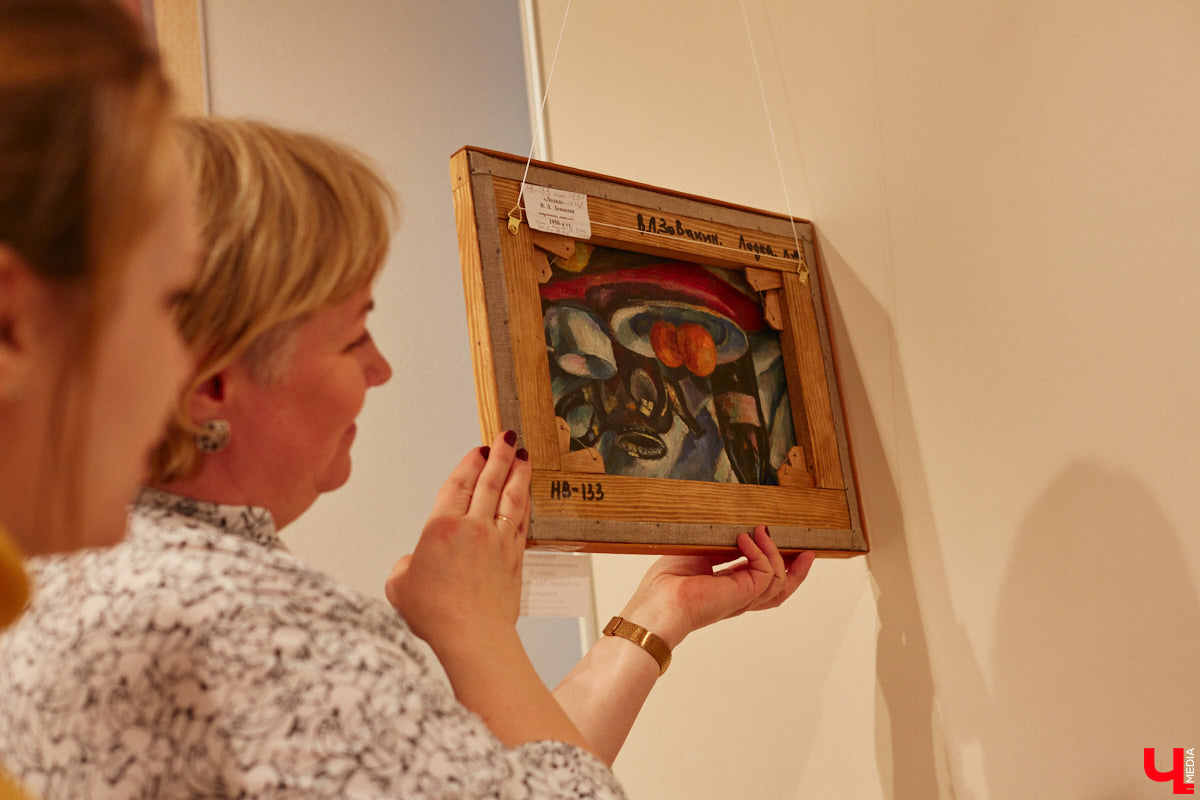 Что испытывает художник, работая с полотнами великих авторов? Как «придумывает» отсутствующие на них фрагменты? Зачем учит химию с биологией? «Ключ-Медиа» собрал 10 шедевральных инсайдов о реставрации от владимирского художника-реставратора Светланы Красулиной, труды которой до 11 декабря можно увидеть в стенах Центра ИЗО.