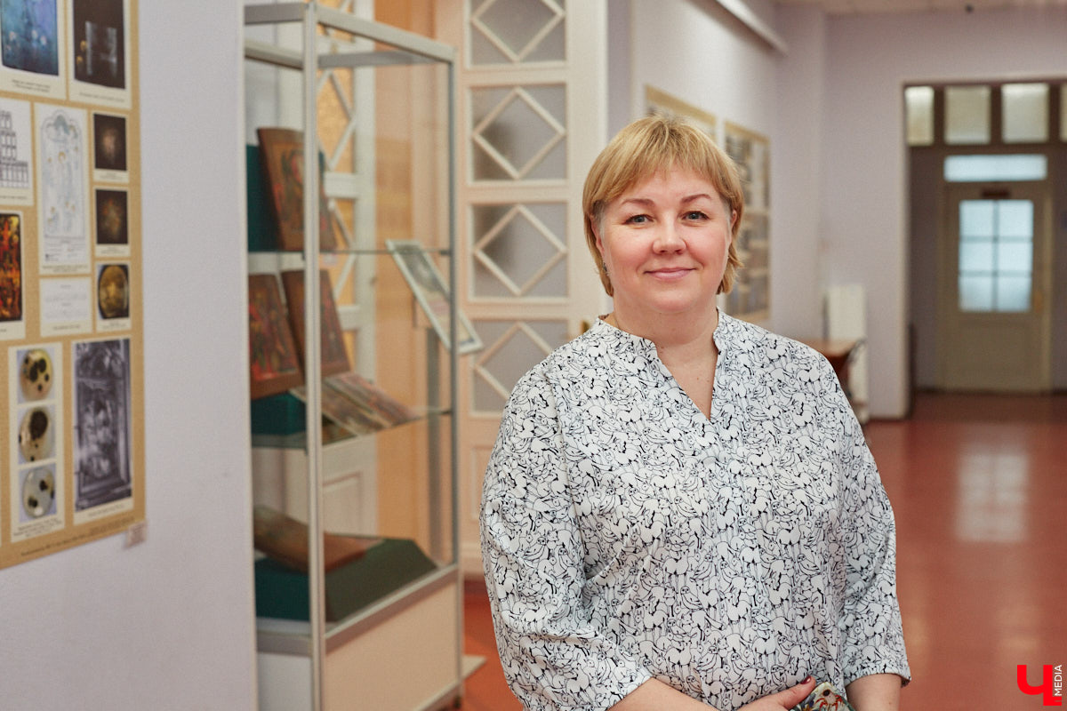 Что испытывает художник, работая с полотнами великих авторов? Как «придумывает» отсутствующие на них фрагменты? Зачем учит химию с биологией? «Ключ-Медиа» собрал 10 шедевральных инсайдов о реставрации от владимирского художника-реставратора Светланы Красулиной, труды которой до 11 декабря можно увидеть в стенах Центра ИЗО.