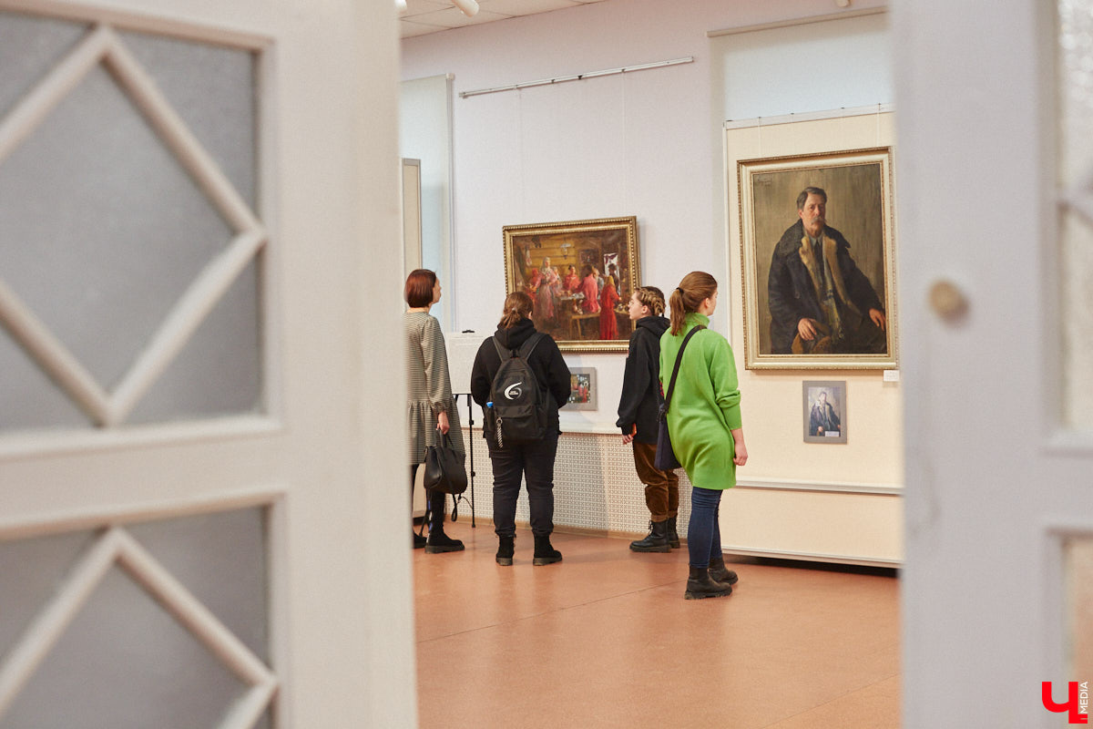 Что испытывает художник, работая с полотнами великих авторов? Как «придумывает» отсутствующие на них фрагменты? Зачем учит химию с биологией? «Ключ-Медиа» собрал 10 шедевральных инсайдов о реставрации от владимирского художника-реставратора Светланы Красулиной, труды которой до 11 декабря можно увидеть в стенах Центра ИЗО.