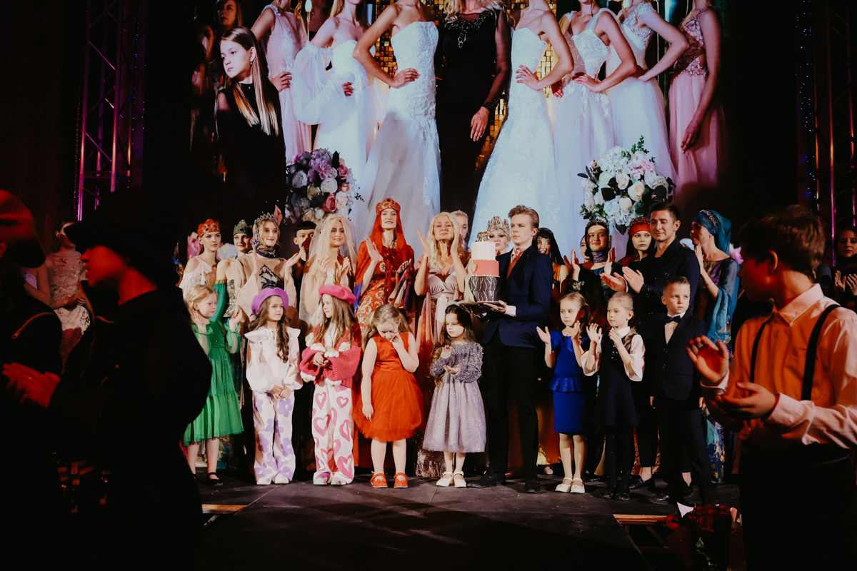 Во Владимире прогремело масштабное событие из индустрии моды и красоты! На фэшн-шоу собралось немало именитых дизайнеров, выступивших со своими коллекциями одежды, а известный модельный скаут Алексей Васильев провёл кастинг среди местных красавиц. Как это было – смотрите в нашем фоторепортаже.